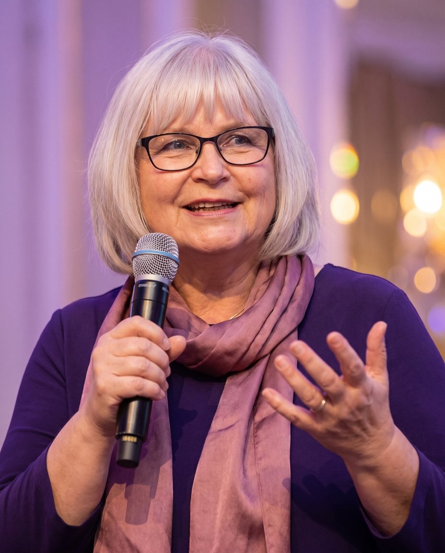 Judith Harder spricht im Archetypen-Kreis